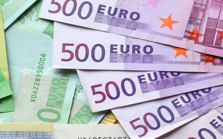 Euro gains momentum above ECB and faces pound weakened by political uncertainty